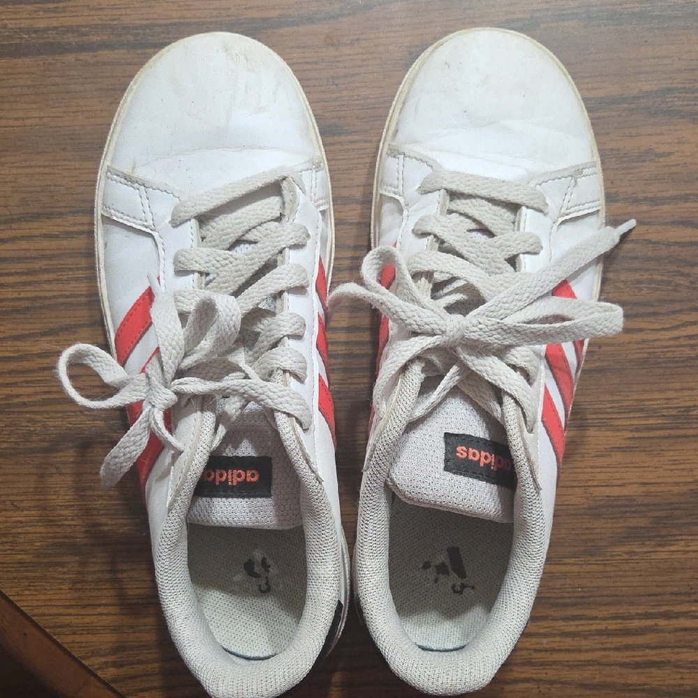 Adidas Kida Classic White and Red Shoes Size 3.5 Big Kids